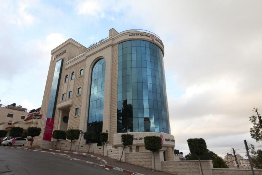 بنك فلسطين يعلن إعادة فتح فرعين وسط قطاع غزة