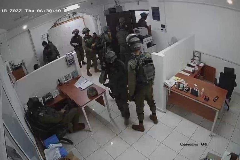 قوات الاحتلال تقتحم مقر الحركة العالمية للدفاع عن الأطفال