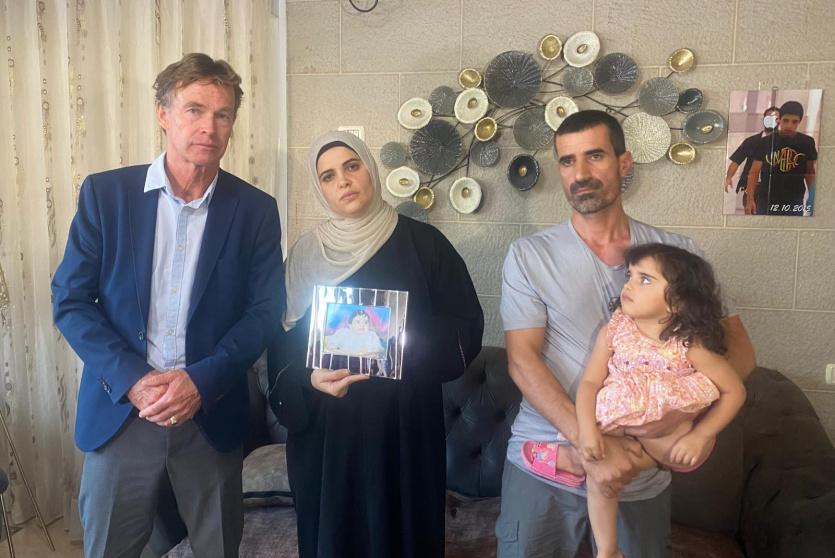ممثل الاتحاد الأوروبي لدى فلسطين سفن كون فون بورغسدورف في زيارة لعائلة الأسير أحمد مناصرة