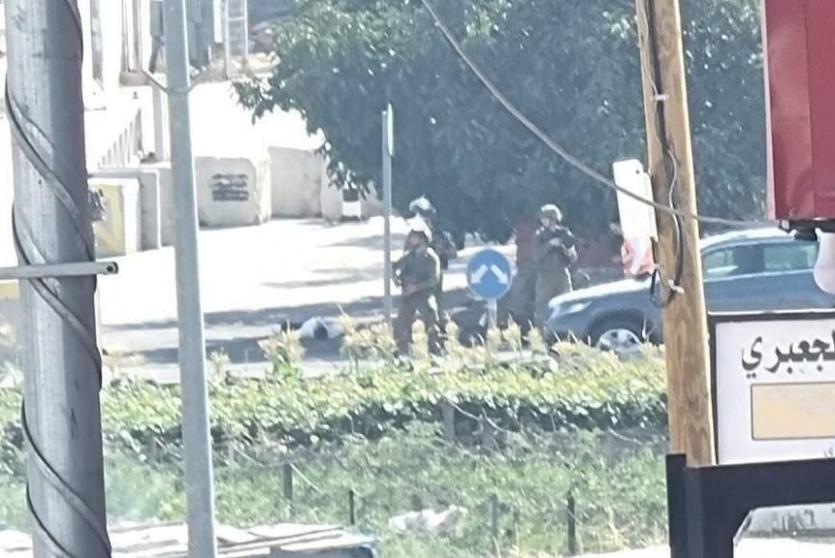 جنود الاحتلال النار تجاه شابٍ فلسطيني على مدخل بيت عنون