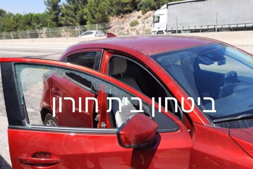 مركبة المجندة التي تعرضت للرشق بالحجارة