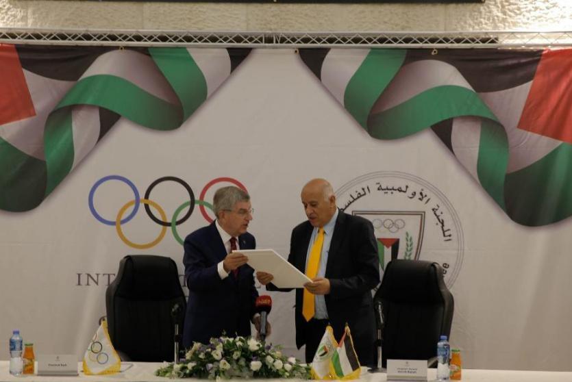 الفريق جبريل الرجوب يتسلم شهادة إقرار من اللجنة الأولمبية الدولية، بالعضوية الكاملة