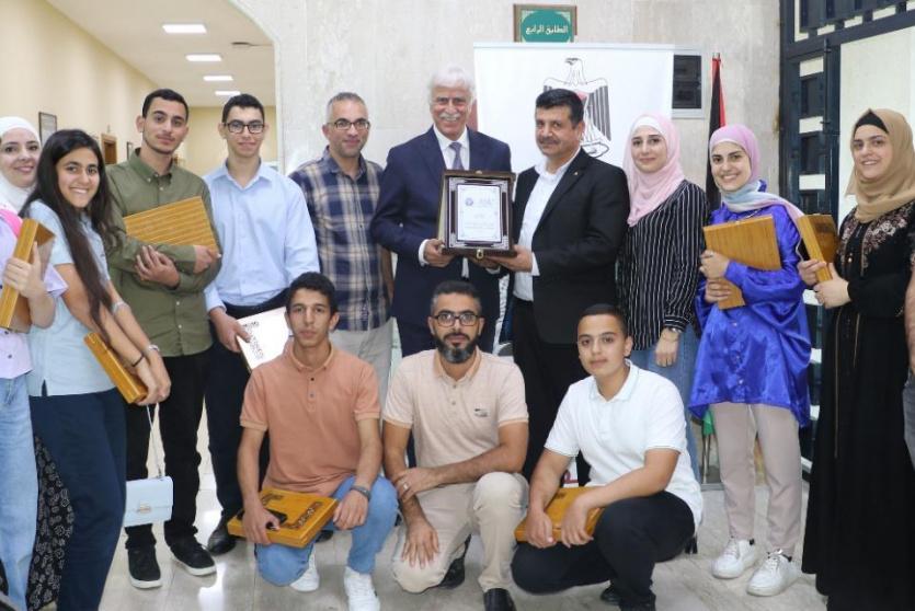 جانب من الفرق الفائزة في ملتقى مبرمجي المستقبل