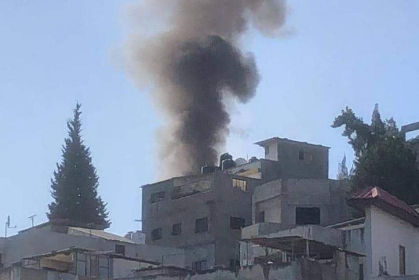 تصاعد الدخان من انفجار منزل في جنين
