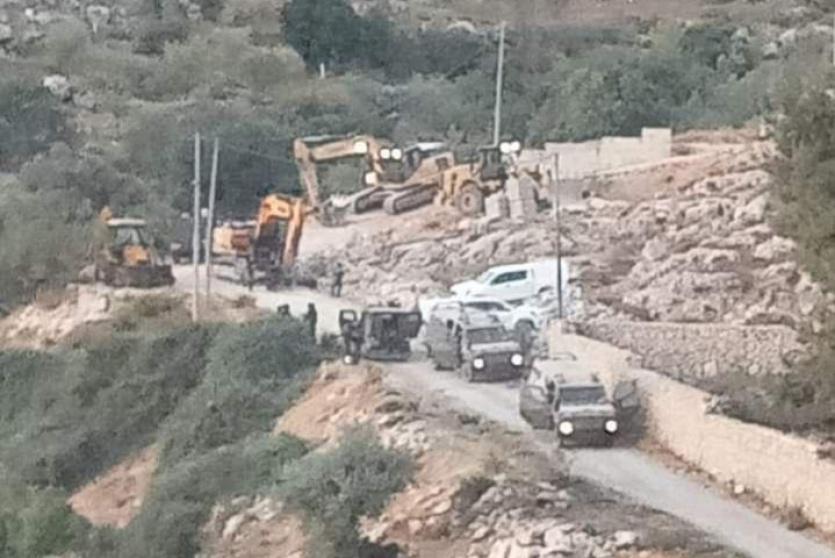 جرافات الاحتلال تهدم منزل في بيت لحم