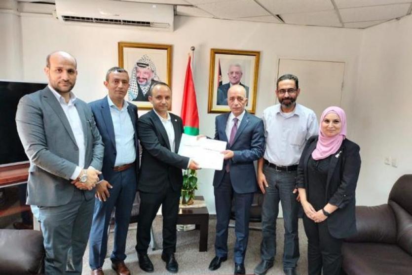 خلال توقيع عقد المشروع 