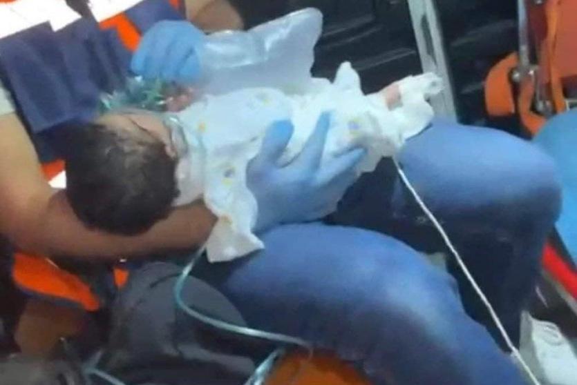 رضيعة أصيبت بالاختناق بالغاز المسيل للدموع الذي أطلقه الاحتلال في حي رأس العامود بالقدس