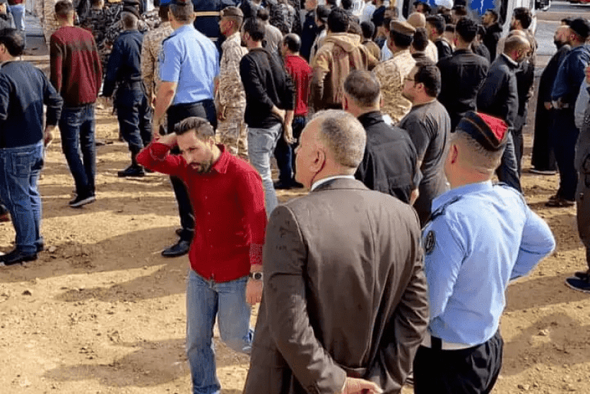 من مكان انقلاب الحافلة في الزرقاء