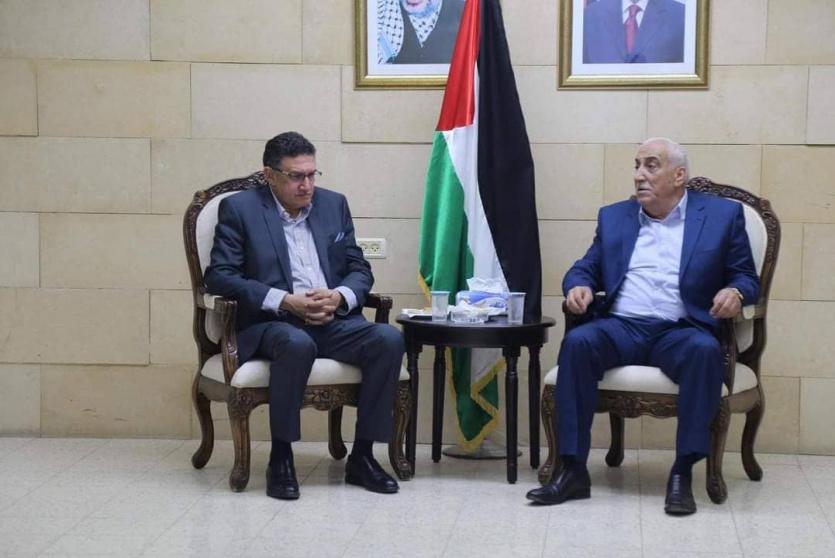 خلال الاجتماع