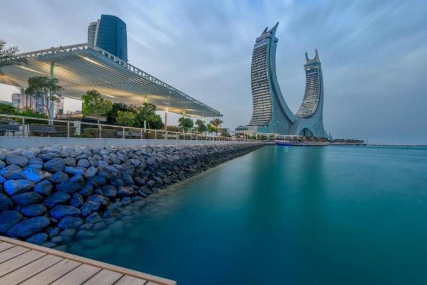الديار القطرية تكشف عن عمل فني يجسّد أسماك قرش البحر في درب لوسيل