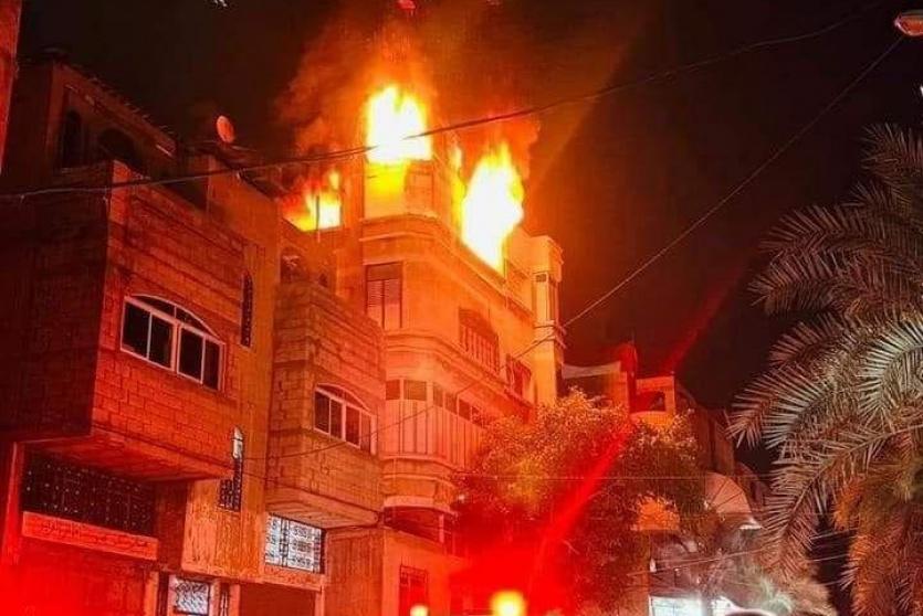 من مكان المنزل المحترق أمس