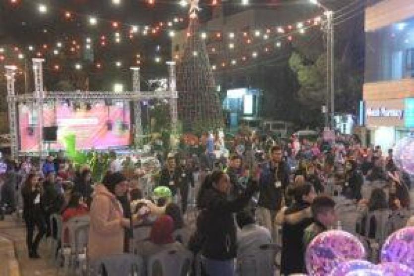 بلدية بيرزيت تضيء شجرة الميلاد