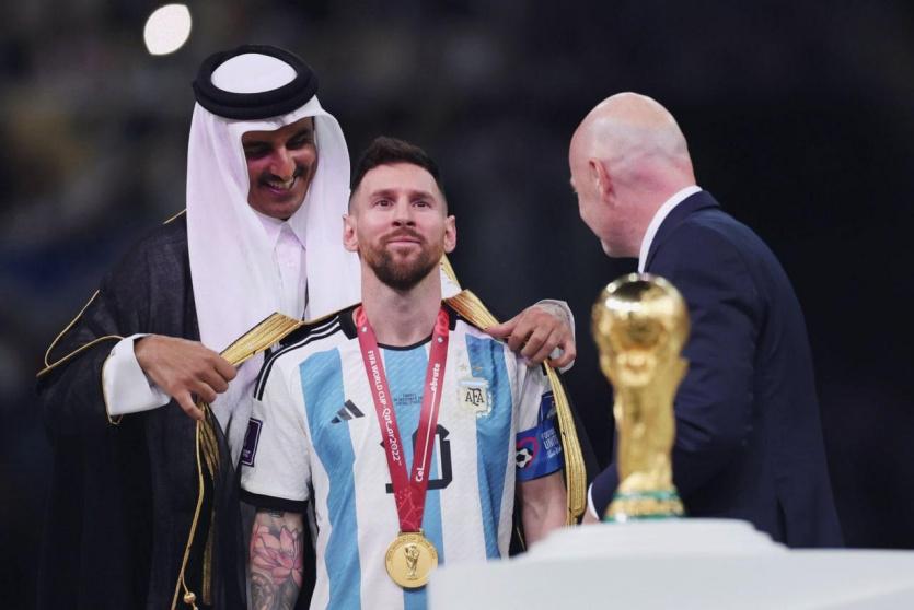 ميسي بجانب كأس العالم