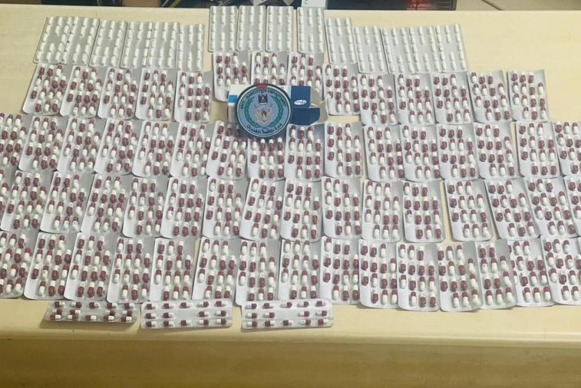 ضبط أكثر من 1200 حبة من الحبوب المخدرة كانت تباع داخل صيدلية ببلدة بني نعيم