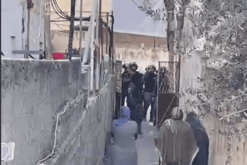 قوات الاحتلال تزيل صور الشهيد المقدسي وديع أبو رموز بعد اقتحام منزل عائلته