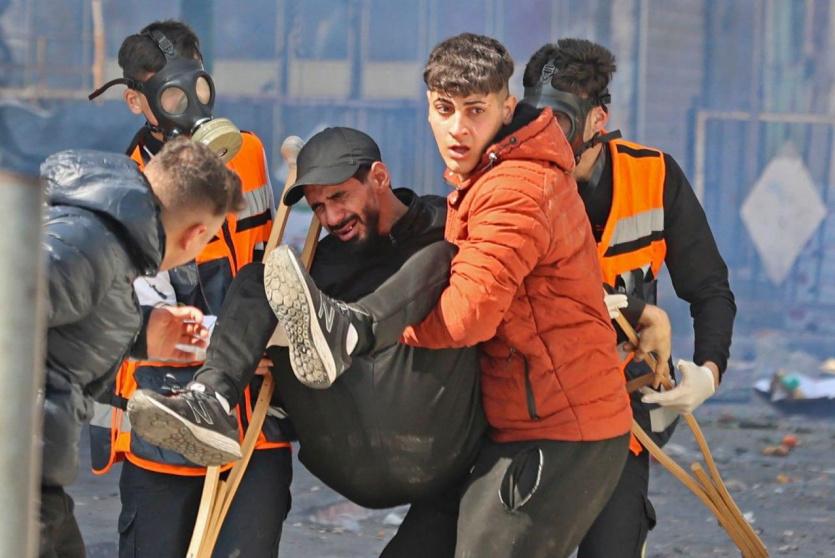 نقل أحد المصابين في عدوان الاحتلال بنابلس اليوم