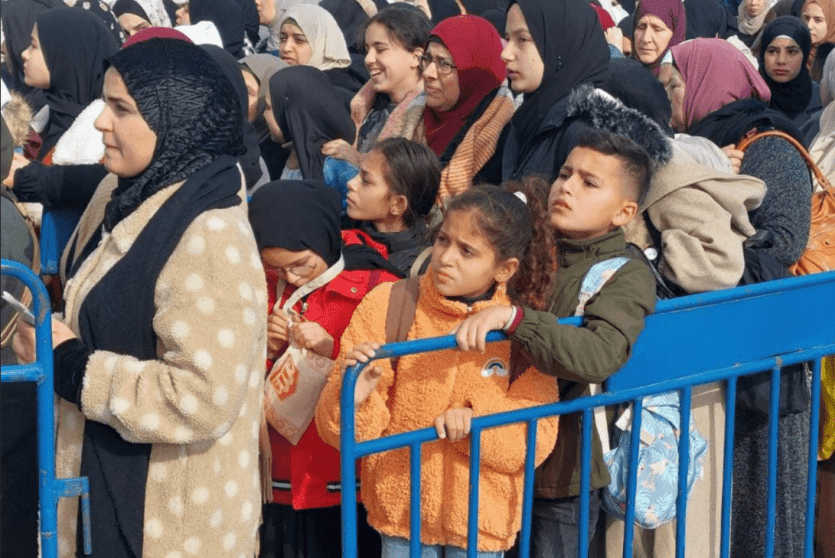 مصلون يتوافدون للأقصى عبر حاجز قلنديا بالقدس