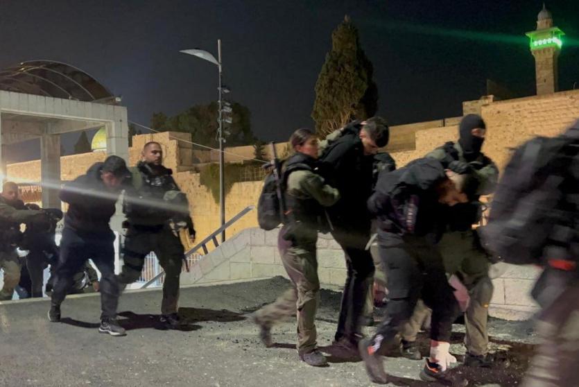 اعتداء الاحتلال على المعتكفين في الأقصى