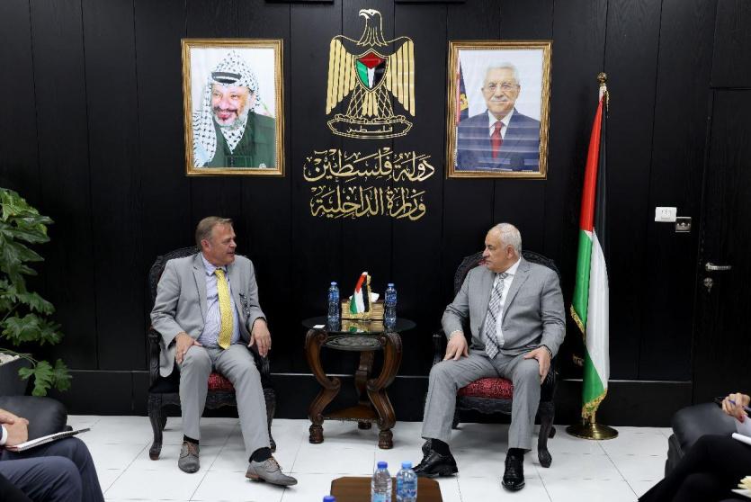 خلال الاجتماع