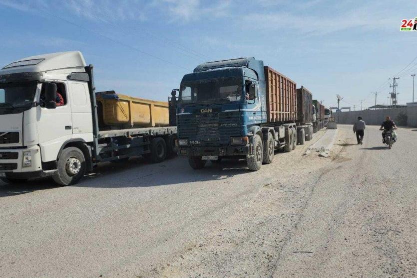 دخول شاحنات محملة بالسلع والبضائع لقطاع غزة صباح اليوم عبر معبر