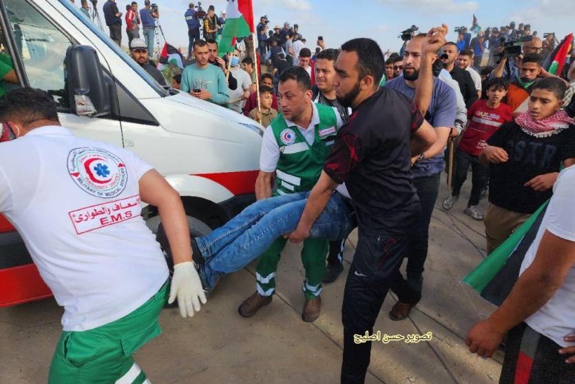 طواقم الإسعاف تنقل مصابين شرق مدينة غزة خلال مشاركتهم في تظاهرة رافضة لـ
