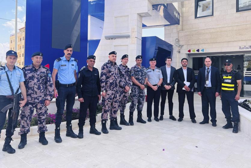 جانب من التدريبات التي تلقاها موظفو وموظفات البنك في محافظة رام الله والبيرة حول علوم الدفاع المدني والسلامة العامة
