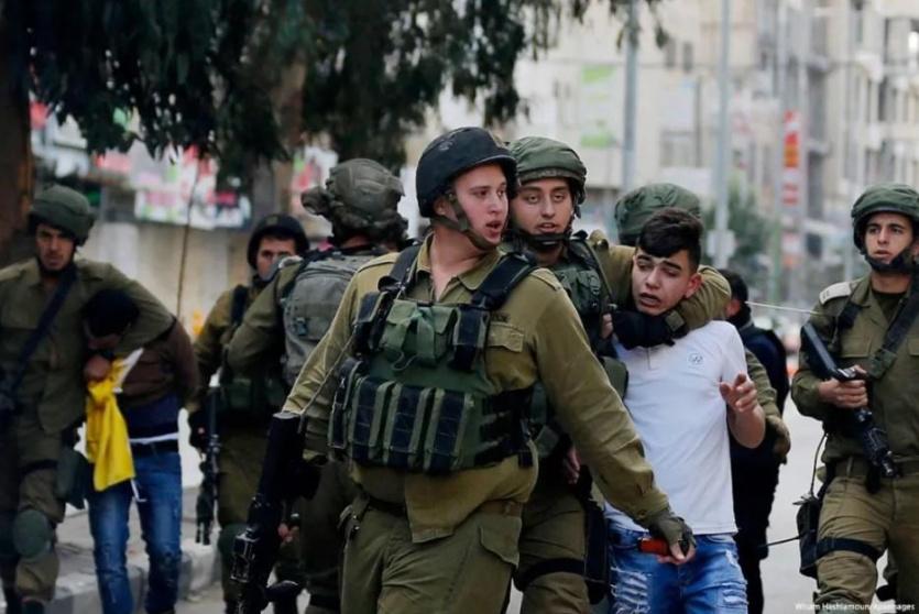 قوات الاحتلال تعتقل فتىً فلسطينيا - أرشيف