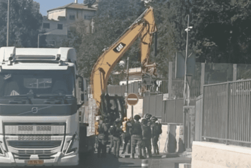 آليات الاحتلال تشرع بهدم منزل بحي واد الجوز 