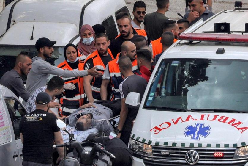 لحظة نقل إحى الإصابات في جنين