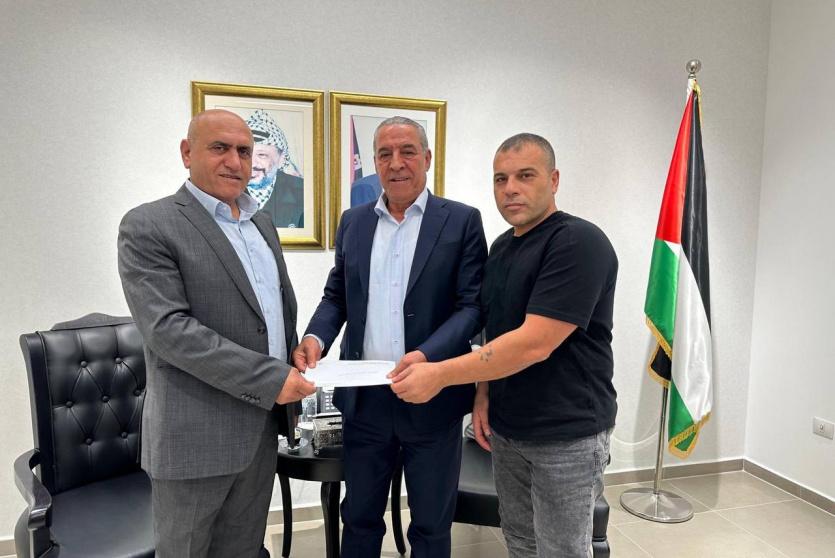 خلال تسليم المكرمة القطرية