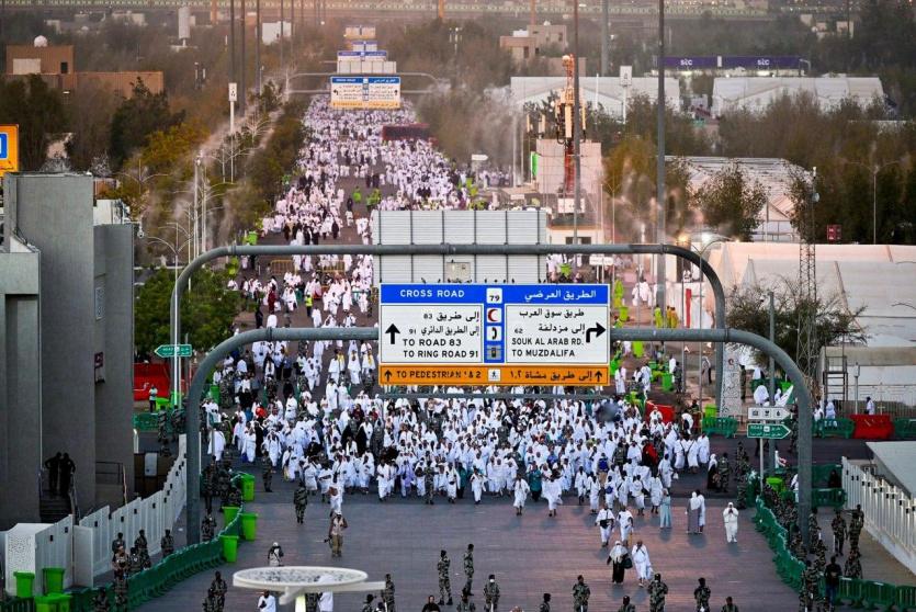 الحجاج ينفرون إلى مزدلفة 
