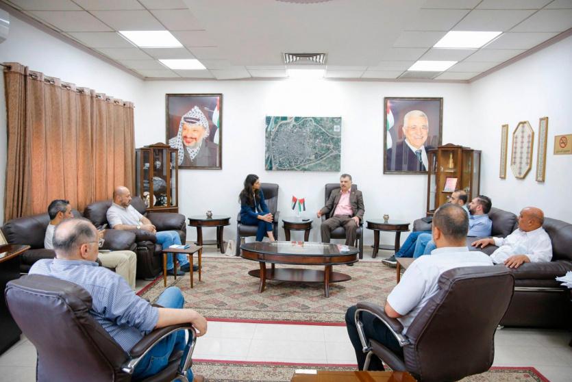 خلال الاجتماع