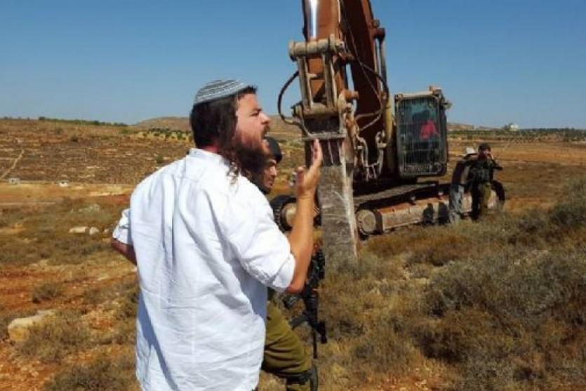 مستوطنون يجرفون أراض للفلسطينيين