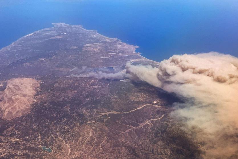 جزيرة رودس السياحية في اليونان تتحول إلى رماد