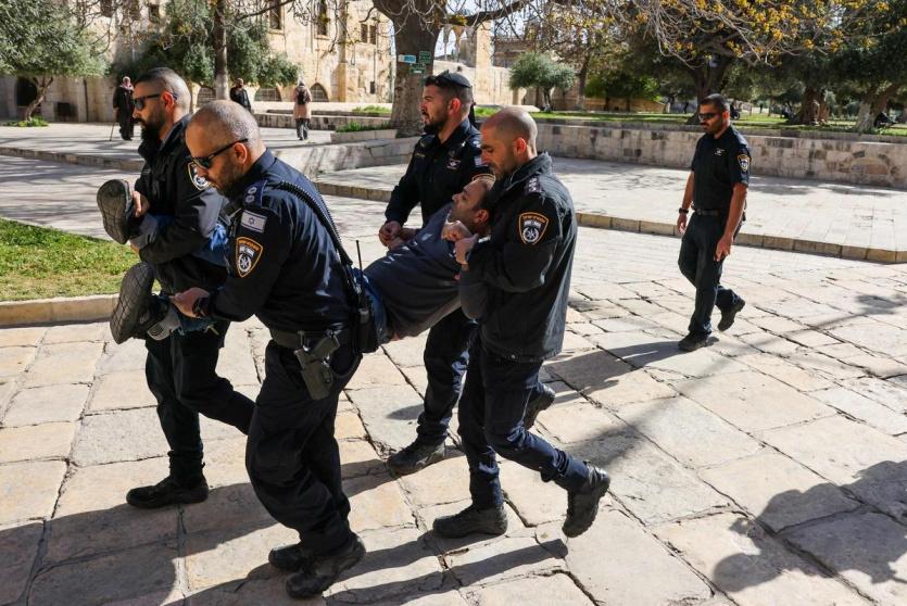 قوات الاحتلال تعتقل شابا فلسطينيا - أرشيف
