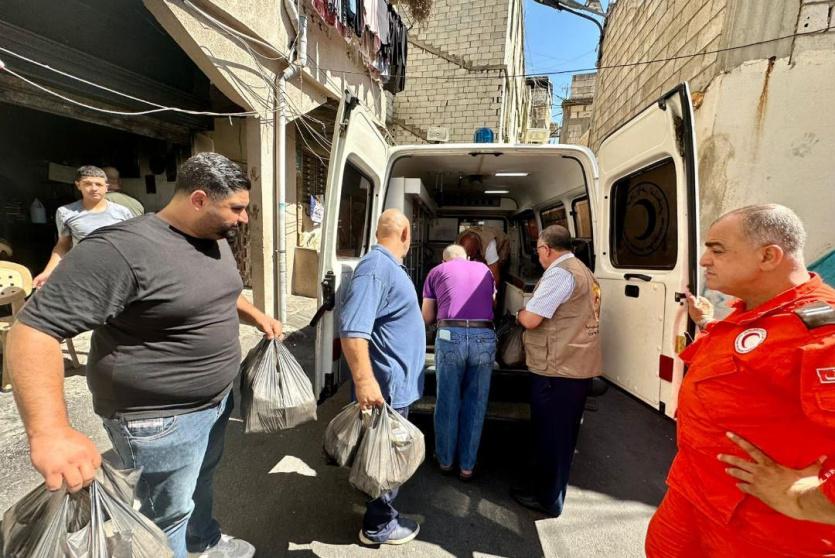 توزيع وجبات غذائية على النازحين من مخيم عين الحلوة