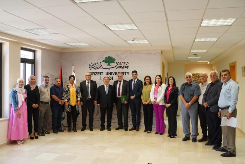 جانب من توقيع مذكرة التفاهم بين جامعة بيرزيت والمؤسسة