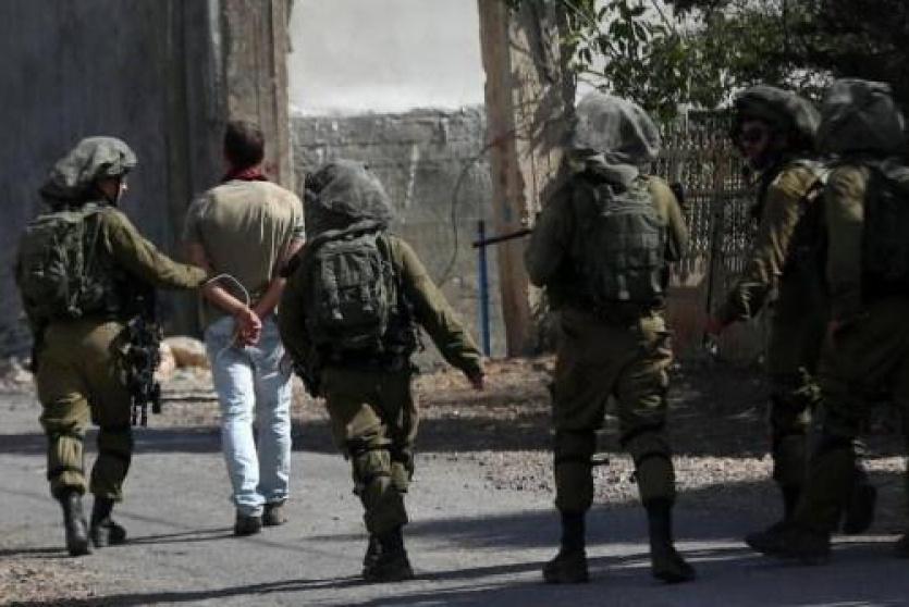 قوات الاحتلال تعتقل شابا فلسطينيا - أرشيف