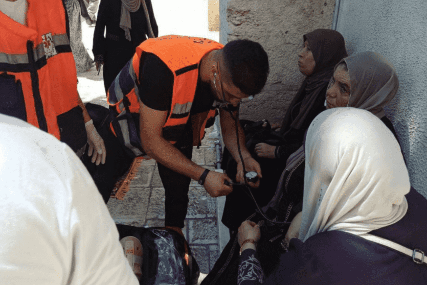 إصابات خلال اعتداء الاحتلال على المصلين عند باب الأسباط بالأقصى