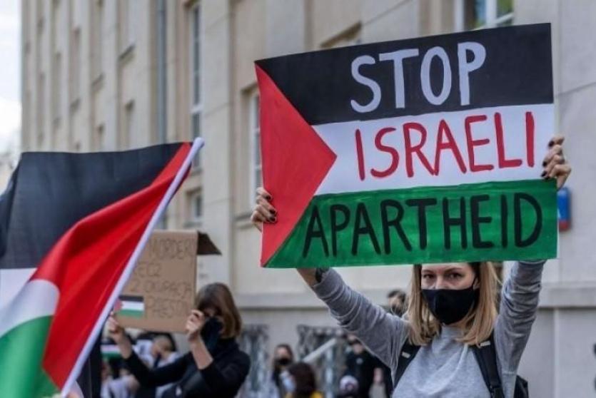 متضامنون يهتفون لمقاطعة
