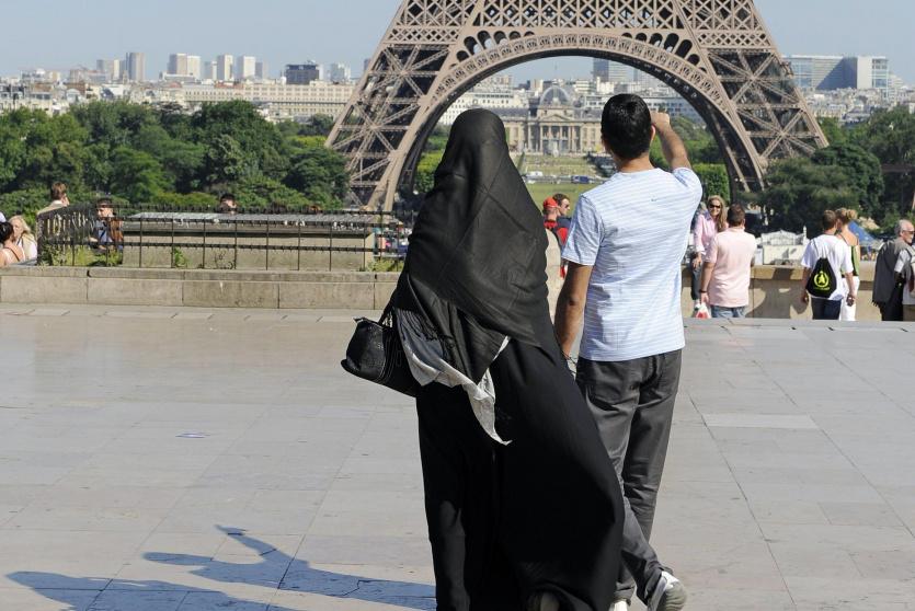 سيدة ترتدي العباءة في باريس - ارشيفية