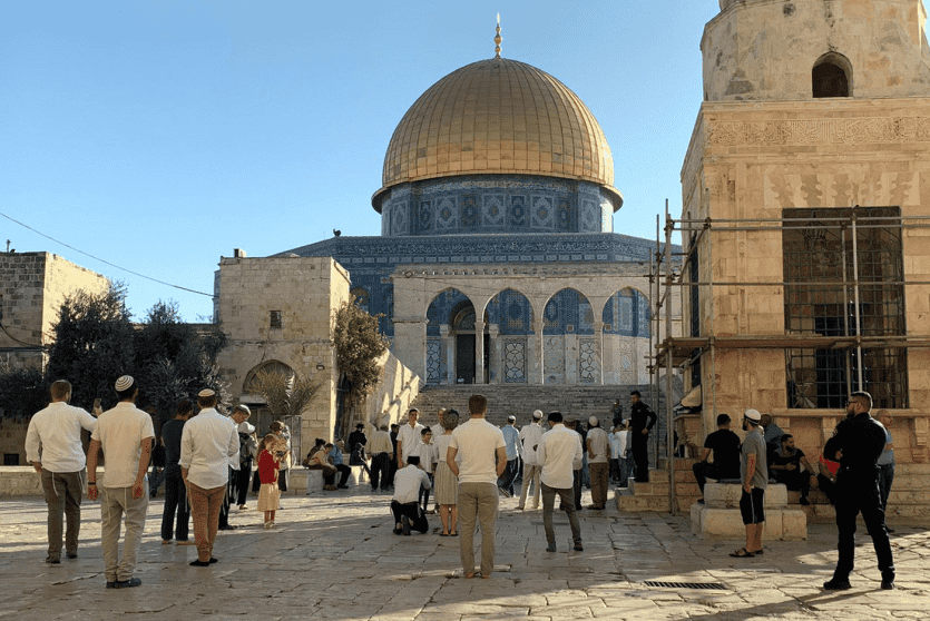 عشرات المستوطنين يقتحمون الأقصى على شكل مجموعات