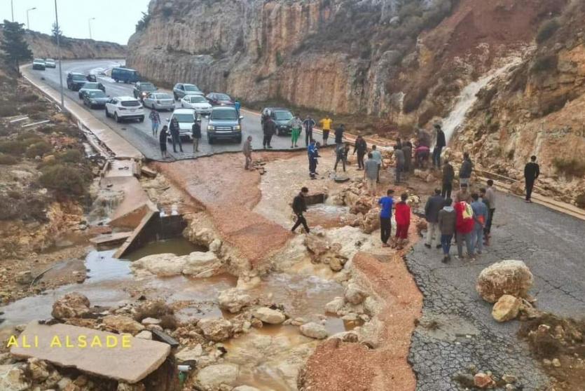 العاصفة تسببت بفيضانات وتدمير طرقات