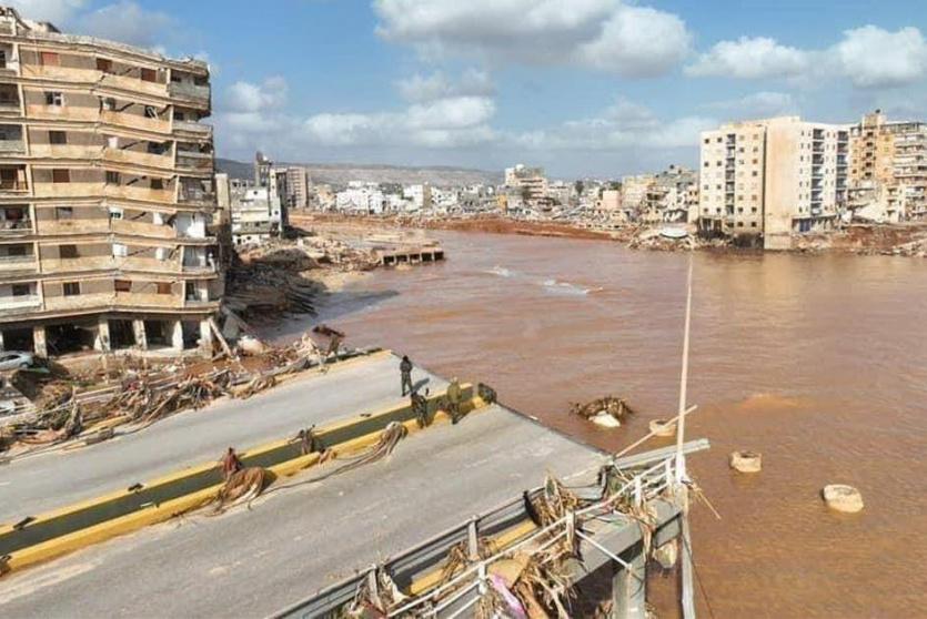 آثار الدمار الذي تسبب به اعصار