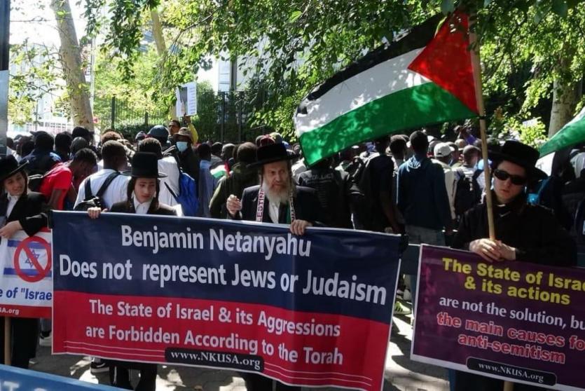 حاخامات يهود يتظاهرون في نيويورك احتجاجا على لقاء نتنياهو بالرئيس بايدن