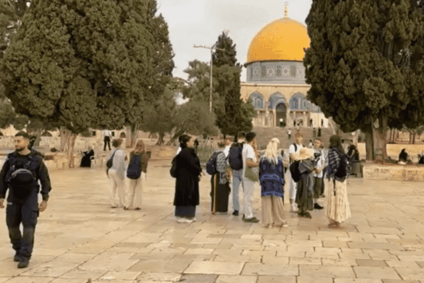 عشرات المستوطنين يقتحمون الأقصى