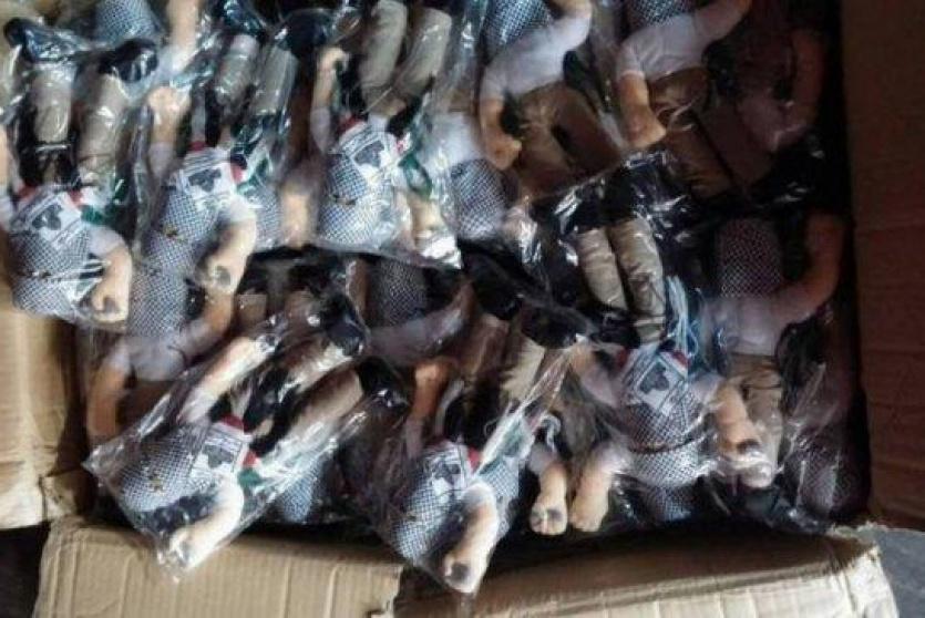 الاحتلال يستولي على ألعاب أطفال خلال مداهمة محلات تجارية بالخليل