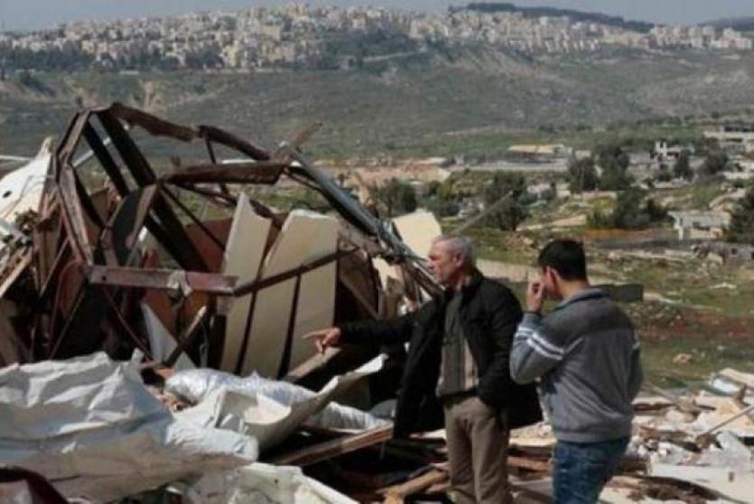 مستوطنون يهدمون غرفة زراعية وسلاسل حجرية في ترقوميا غرب الخليل