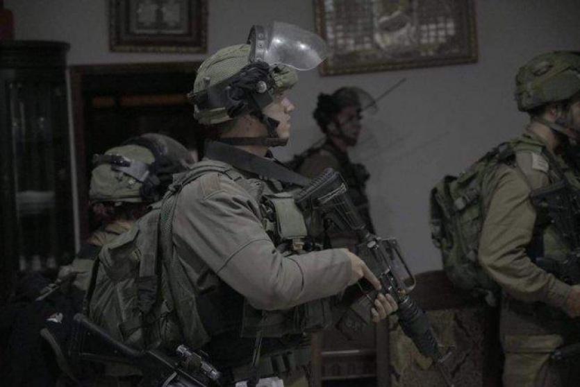 قوات الاحتلال تنفّذ سرقات ومصادرات لأموال ومقتنيات من عائلات الأسرى