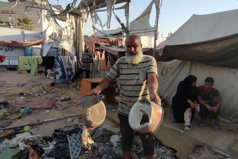 العم أبو محمد وادي على أنقاض خيمته المقصوفة